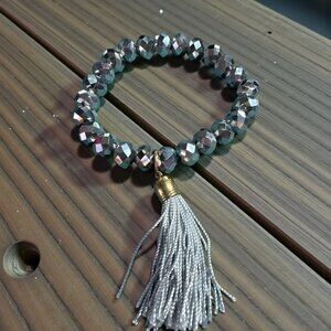 Metallic looking Beaded Stretch Bracelet – Silver & Blue Faceted Beads, Gold Cap